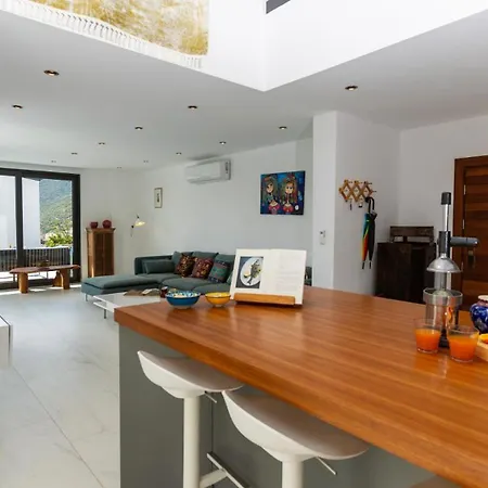4 Bedroom In Kalamar Close To Restaurants