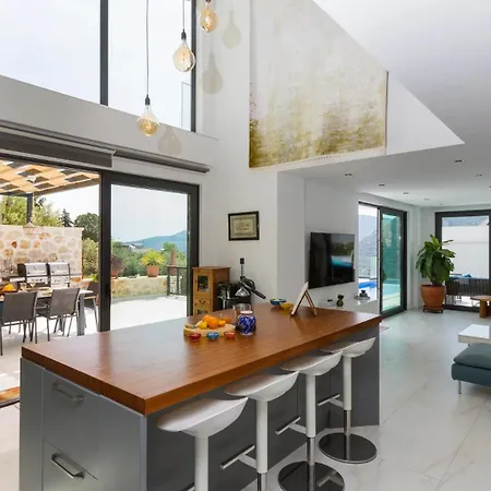 4 Bedroom In Kalamar Close To Restaurants *
