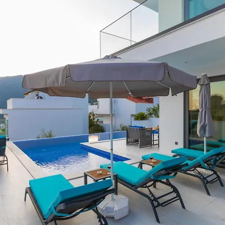 4 Bedroom 1860 Villa *